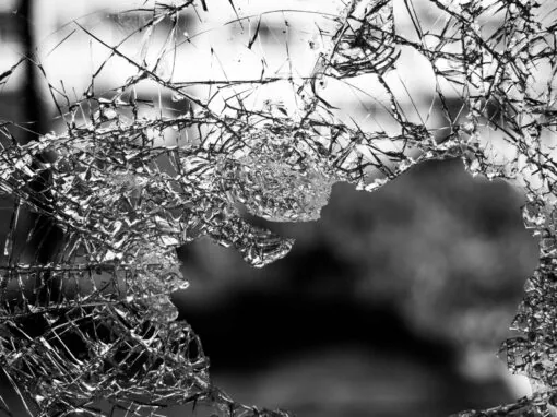 Éclats de verre sur une vitre brisée — dépannage vitre cassée à Bruxelles