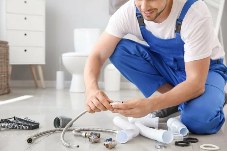 Plombier préparant des pièces sanitaires — service de plombier à Molenbeek-Saint-Jean
